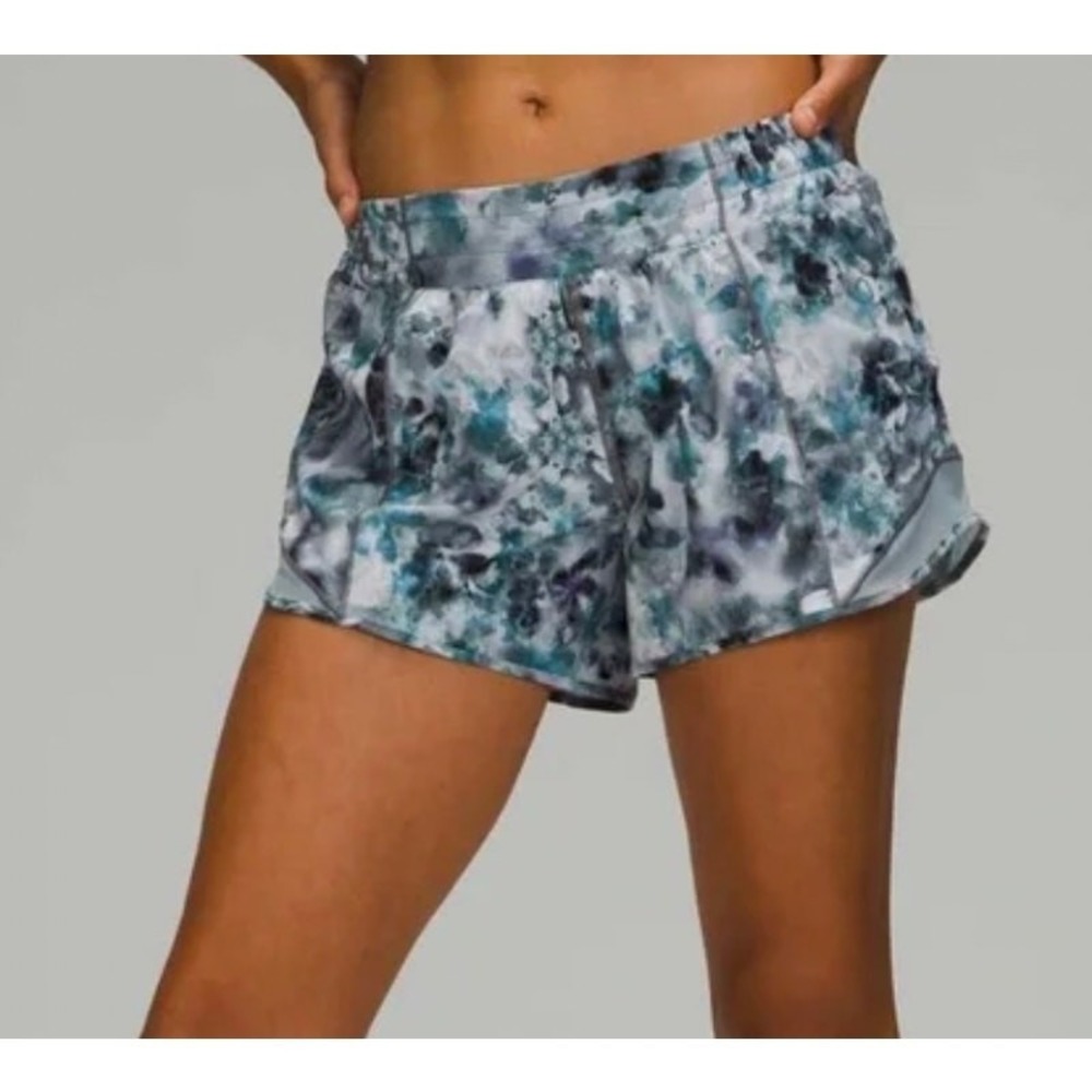 Lululemon Hotty Hot Low-Rise Lined Short 2.5" Kaleidofloral Multi blue Chalk 12